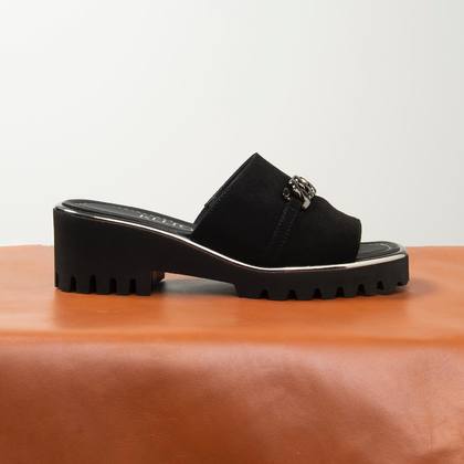 Contemporary black sabot by Kelton Shoes for everyday comfort life.
Discover us on keltonshoes.com 
#keltonshoes #ss22