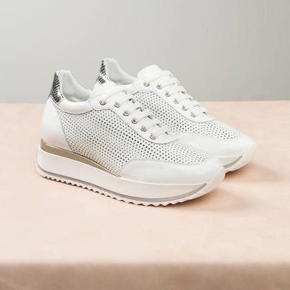 Technological and feminine at the same time!
A new fresh vision of Olimpia Sneakers.
Discover it in this white mesh version on Kelton.com. 
#keltonshoes #ss22