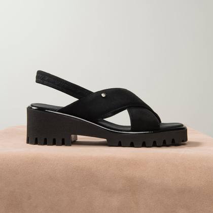 The elegant leather sandals embellishes the refined simplicity of summer. 
Discover now Kelton shoes. 
#keltonshoes #ss22